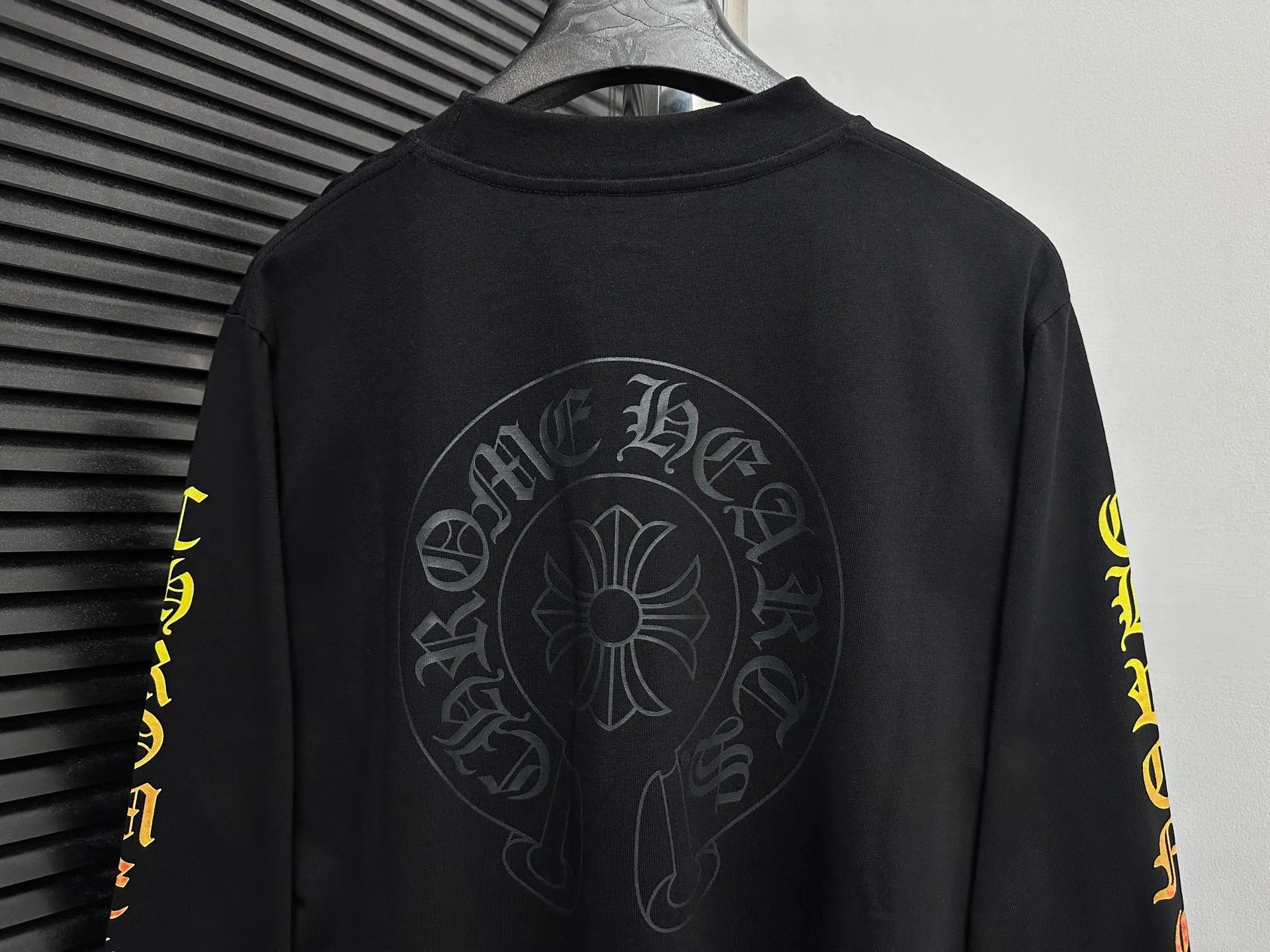 🅿️230 [Come Hearts] Crow Heart Graffiti Letters Limited Sanskrit Printed Long Sleeves, High Weight Threads on Collar and Cuffs, Custom Weaved and Dyed 280g Double Yarn Pure Cotton Fabric, Washed Anti-Counterfeiting Tags and other auxiliary labels are all correct versions, super conspicuous, super pretty, super stylish, same style for men and women! The overall upper body highlights fashion and individuality, and when worn together by a couple, it is a recommended T-shirt by the Street Ace!! Same style for men and women Size: XS-L